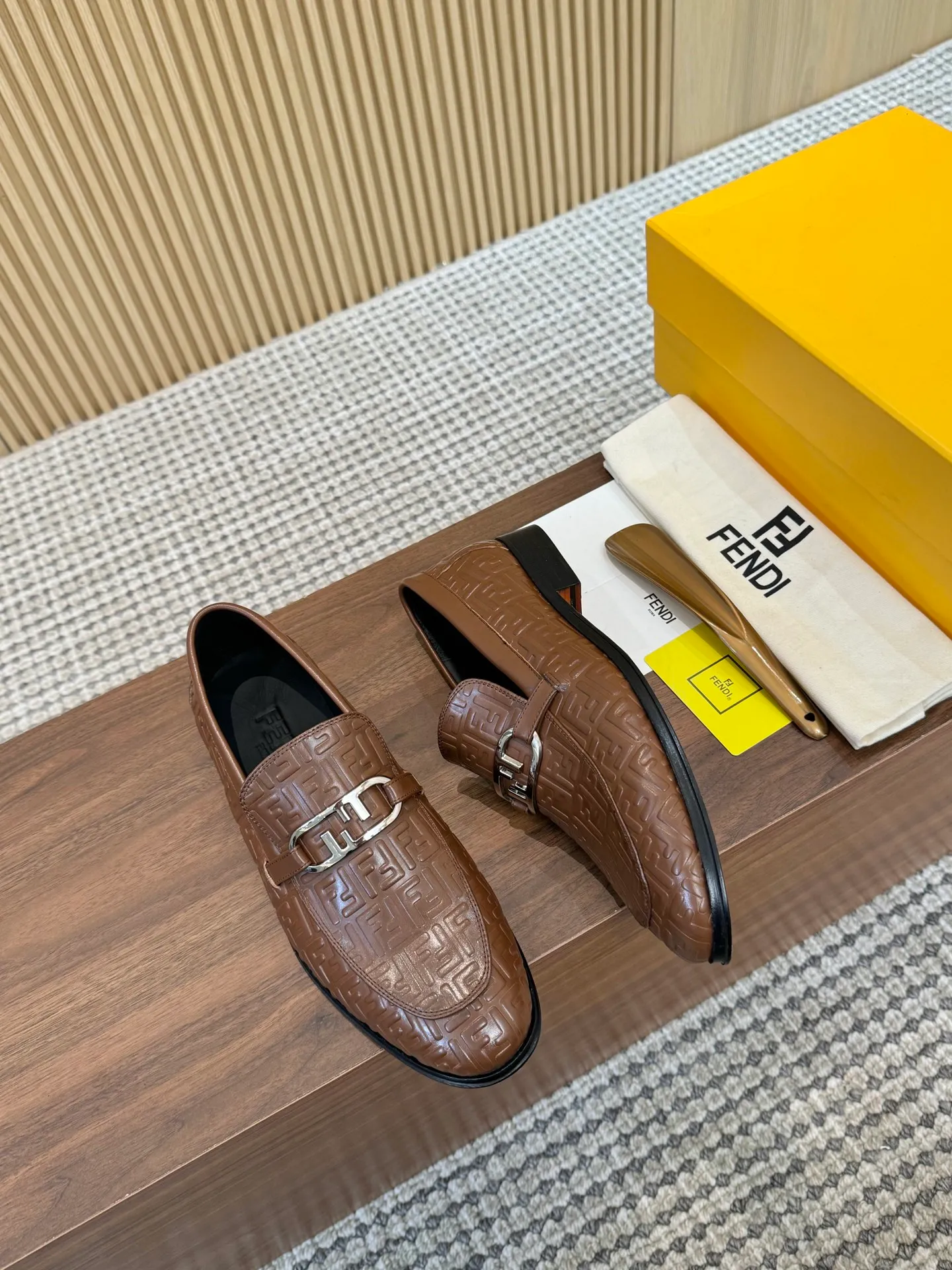 [FENDI] Top P: 980💰 ▪️Size: Men's 39-44. (Customized at 38.45.46) Fendi men's business casual leather shoes Imported brand cloth/calfskin/open edge beads/brand logo printing -Inside: Comfortable cowhide lining -Outsole: Genuine leather outsole with rubber backing embedded in the heel, perfect injection molding -Ultra-high quality control·Fine workmanship: highlighted (high-end·luxury·grade)